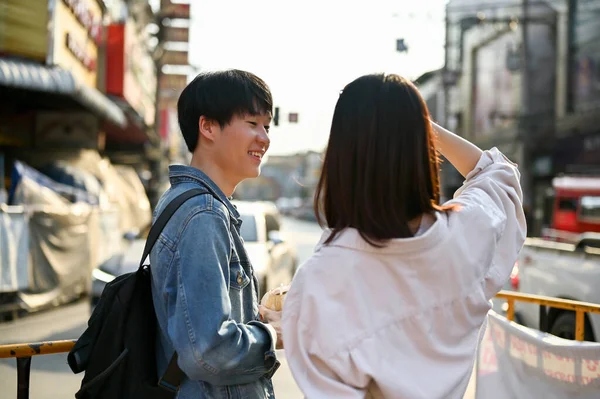 Glückliches Und Fröhliches Junges Asiatisches Touristenpaar Genießt Einem Sonnigen Tag — Stockfoto