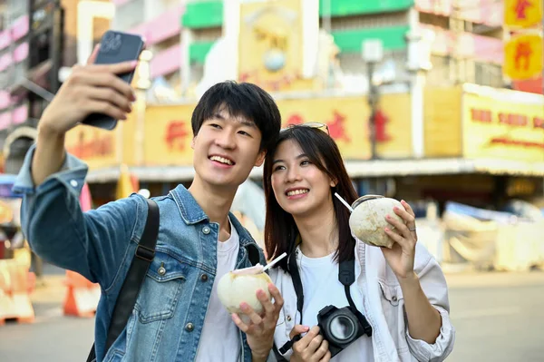 Lovely Happy Young Asian Tourist Couple Fresh Coconut Drink Taking — Fotografia de Stock