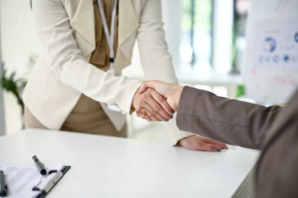打ち合わせ後 ビジネスパートナーと握手をするプロのビジネスマンの姿がクローズアップされました おめでとう チームワーク — ストック写真