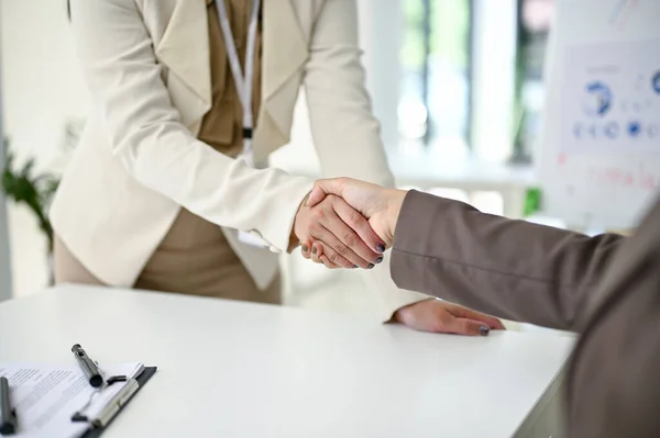 Immagine Ravvicinata Una Donna Affari Professionista Che Stringe Mano Suo — Foto Stock