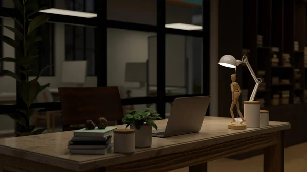 ノートパソコン テーブルランプ 木製の図とテーブルの上の装飾と夜のモダンなオフィスのインテリアデザイン 3Dレンダリング 3Dイラスト — ストック写真