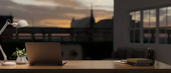 家里的工作空间有笔记本电脑 台灯和木制桌子上的装饰 背景模糊 城市夜景朦胧 3D渲染 3D说明 — 图库照片
