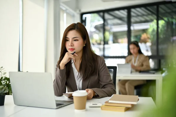 Сосредоточенная Профессиональная Азиатская Бизнесвумен Женщина Банкир Смотрит Экран Своего Ноутбука — стоковое фото