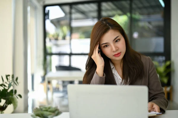 Estresada Centrada Millennial Mujer Negocios Asiática Mirando Pantalla Computadora Portátil —  Fotos de Stock
