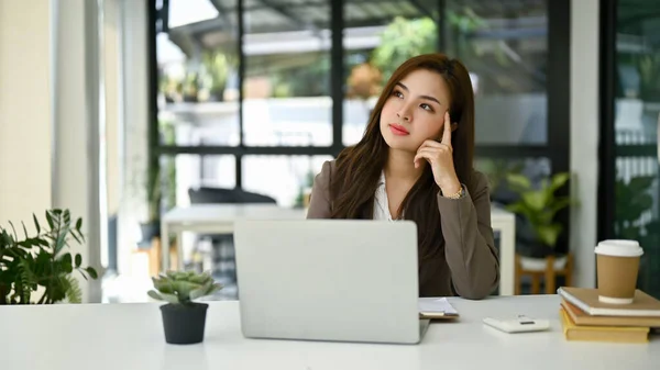 オフィスの彼女の机に熟考し 思考と集中千年のアジアのビジネス女性や女性マネージャーの集中的な思考計画 — ストック写真