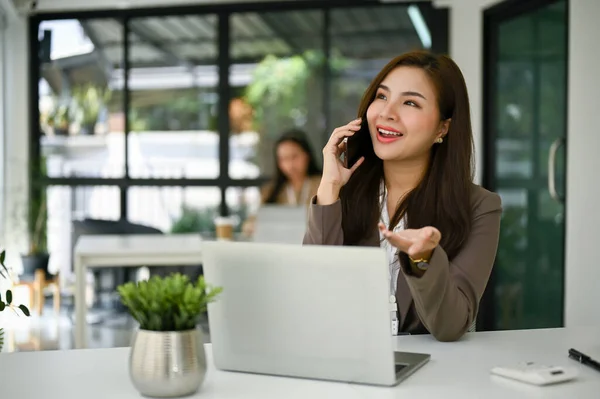 Aantrekkelijke Charmante Jonge Aziatische Zakenvrouw Vrouwelijke Verzekeringsagent Praten Aan Telefoon — Stockfoto