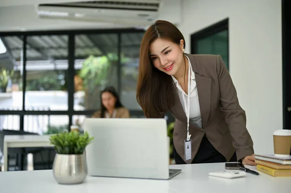 Привлекательная Профессиональная Азиатская Бизнесвумен Женщина Банкир Опирающаяся Стол Пользующаяся Ноутбуком — стоковое фото