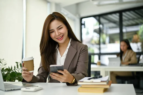Feliz Atraente Millennial Asiático Empresária Mulher Escritório Trabalhador Conversando Com — Fotografia de Stock