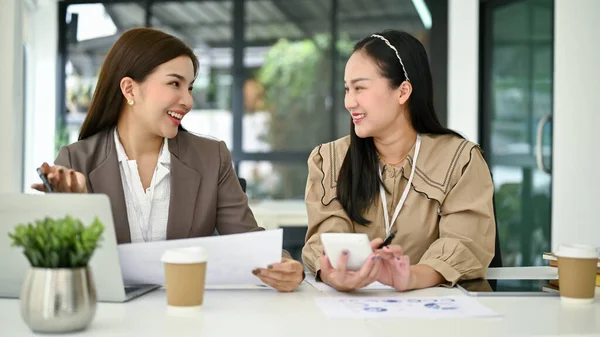 Duas Empresárias Asiáticas Millennial Alegres Atraentes Contadores Estão Trabalhando Analisando — Fotografia de Stock