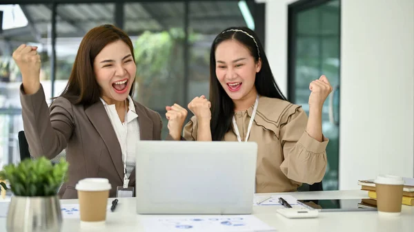 2人の刺激的で陽気な100万人のアジアのビジネスマンがオフィスで喜びと彼らの良いニュースを一緒に祝っています プロモーションやプロジェクトの承認や成功を得て — ストック写真