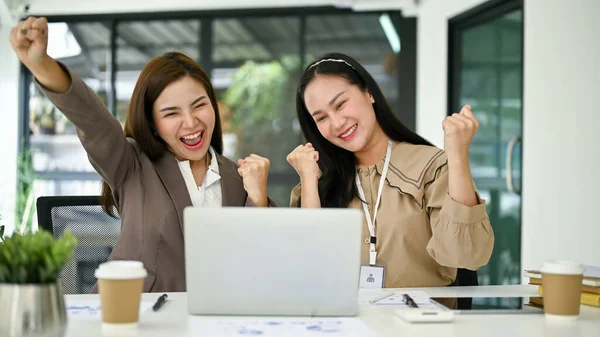 オフィスでのプロジェクトの成功を喜び 祝うことで叫んでいる2人の興奮と喜びの若いアジアの実業家 — ストック写真