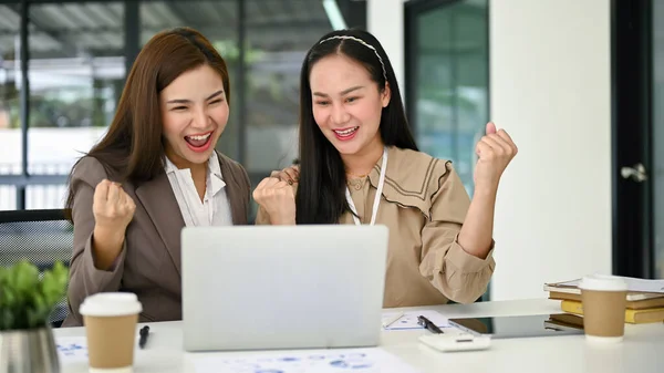 オフィスでのプロジェクトの成功を喜び 祝うために 2人の興奮し 陽気な若いアジアのビジネスマンの女性が一緒に — ストック写真