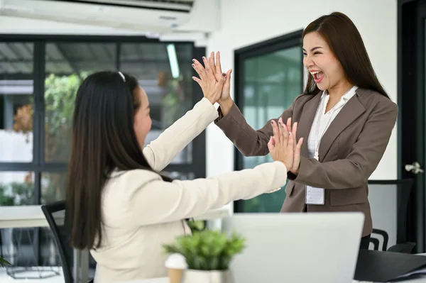 Zwei Aufgeregte Und Überglückliche Junge Asiatische Geschäftsfrauen Schreien Vor Freude — Stockfoto
