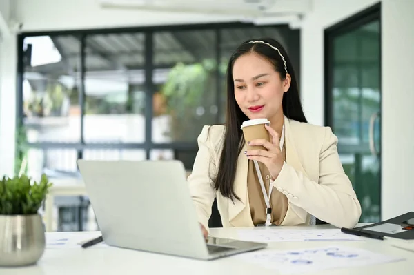 Atraente Focado Millennial Asiático Empresária Contador Feminino Tomando Café Trabalhando — Fotografia de Stock