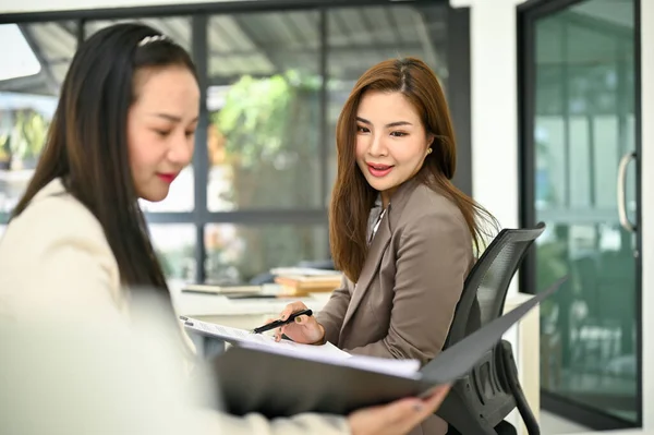 Mulher Negócios Asiática Milenar Atraente Profissional Dando Conselhos Compartilhando Suas — Fotografia de Stock