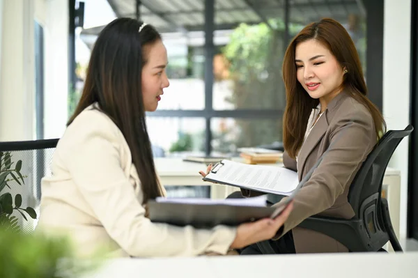 Focada Profissional Milenar Mulher Negócios Asiática Compartilhando Suas Ideias Discutindo — Fotografia de Stock