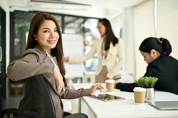 Attractive Beautiful Millennial Asian Businesswoman Female Manager Sits Meeting Her — Stock Photo, Image