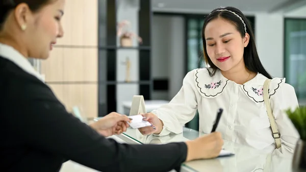 Щаслива Вродлива Азіатка Яка Розмовляє Секретаркою Платить Житло Кредитною Карткою — стокове фото