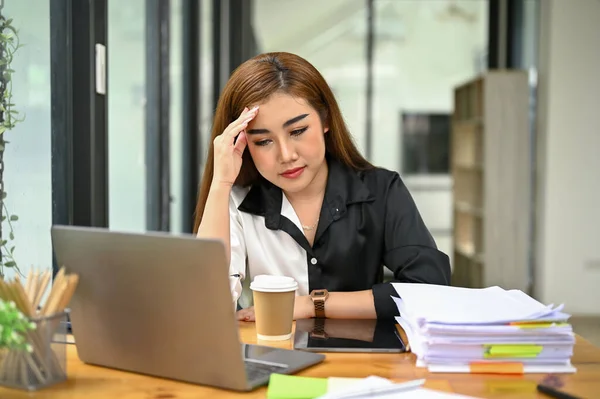 Estresada Seria Millennial Asiática Empresaria Contadora Sentada Escritorio Con Cara — Foto de Stock