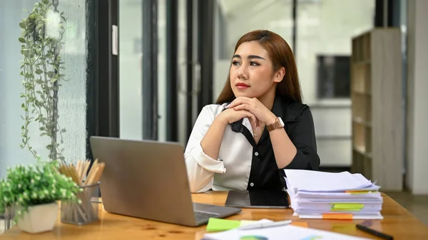 Bedachtzame Duizendjarige Aziatische Vrouwelijke Accountant Kijkt Uit Het Raam Dagdromen — Stockfoto