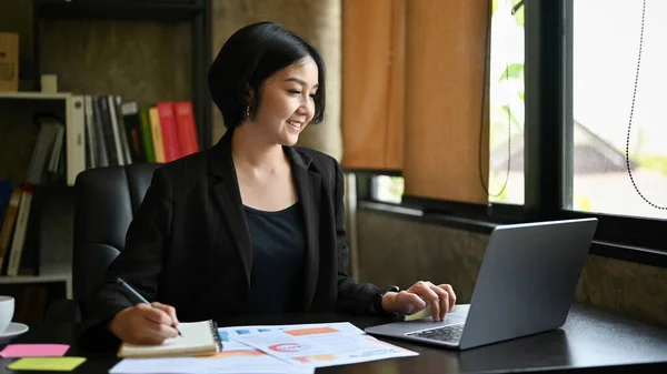 Aantrekkelijke Professionele Aziatische Zakenvrouw Een Vrouwelijke Manager Een Formeel Zwart — Stockfoto