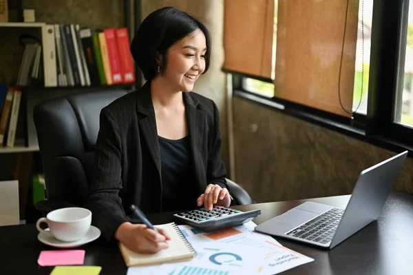 Gelukkige Lachende Aziatische Zakenvrouw Vrouwelijke Ondernemer Tevreden Met Haar Zakelijke — Stockfoto