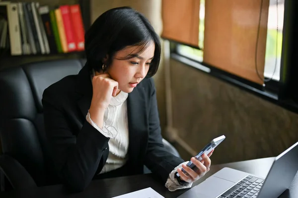 Professional Asian Businesswoman Female Executive Manager Focuses Reading Message Her — Stock Photo, Image