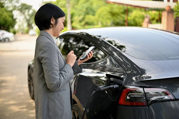 Una Exitosa Mujer Negocios Asiática Comprueba Los Mensajes Teléfono Inteligente — Foto de Stock