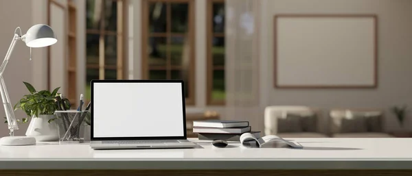 在客厅模糊的背景上用笔记本电脑 空白屏幕模型 文具和装饰在一个白色桌面上的亲密的家庭工作空间 3D渲染 3D说明 — 图库照片