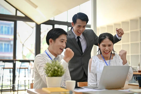 Group Overjoyed Asian Businesspeople Looking Laptop Screen Screaming Joy Showing — Stock Photo, Image