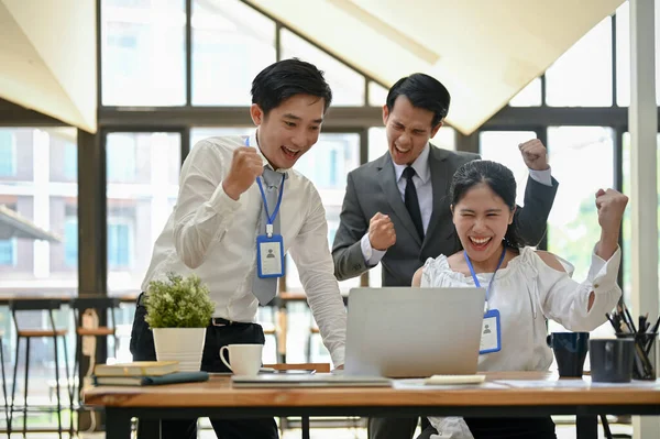 Group Overjoyed Cheerful Asian Businesspeople Showing Fists Rejoicing Celebrating Project — Stock Photo, Image