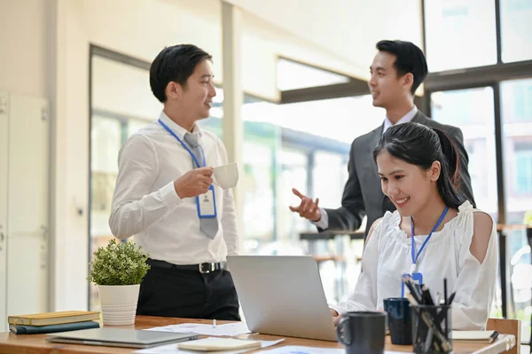 Gruppo Professionisti Asiatici Imprenditori Stanno Discutendo Brainstorming Lavorare Ufficio Insieme — Foto Stock