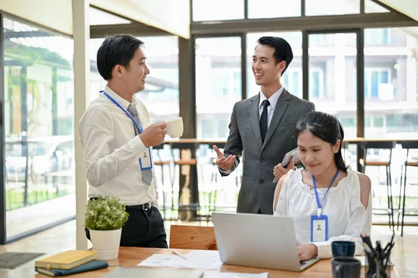 Gruppo Imprenditori Asiatici Stanno Discutendo Pianificando Nuovo Progetto Lavorando Ufficio — Foto Stock