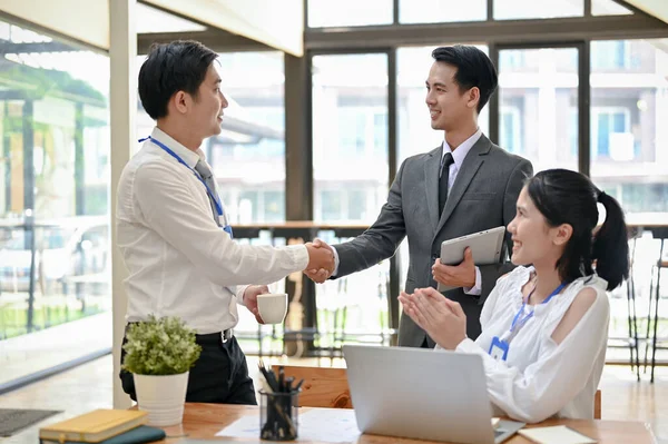 会議の前にアジア系男性財務担当者が男性Ceoと握手をした ビジネス界の概念 — ストック写真