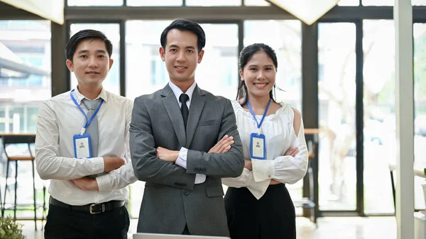 Skupina Sebevědomých Úspěšných Asijských Podnikatelů Stojící Zkříženýma Rukama Chodbě Kanceláře — Stock fotografie