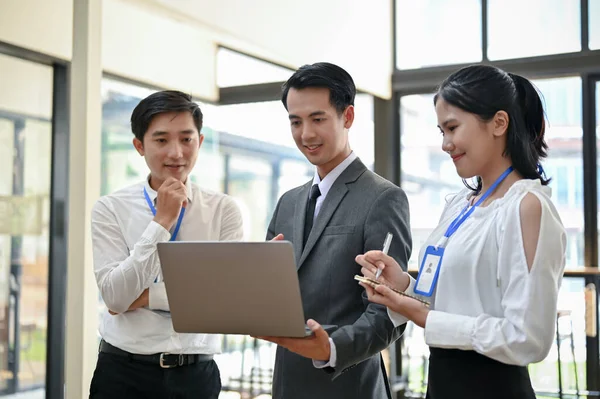 Professional Smart Millennial Asian Male Boss Ceo Checks His Employees — Stock Photo, Image