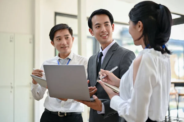 Professional Asian Male Boss Listens His Female Employees Opinions Ideas — Stock Photo, Image