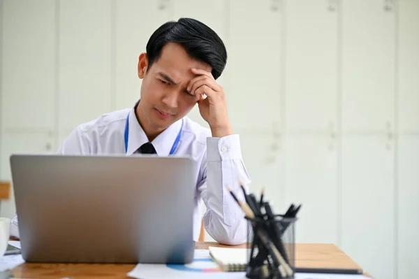 Zestresowany Poważny Tysiącletni Azjatycki Pracownik Biurowy Zaniepokojony Terminem Realizacji Projektu — Zdjęcie stockowe