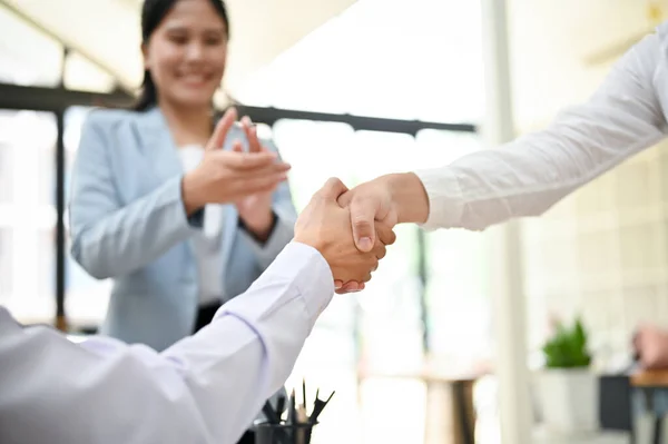 会議後 同僚やビジネスパートナーと握手をするビジネスマンのクローズアップイメージ パートナーシップ おめでとう チームワーク — ストック写真