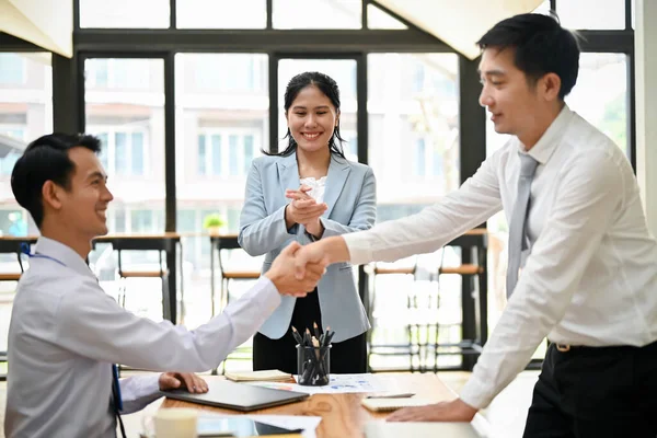 一位职业的千年亚洲商人或男性办公室职员与他的同事握手 欢迎一位新同事 团队精神概念 — 图库照片