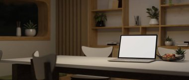 Minimum konforlu yemek odasındaki yemek masasında dizüstü bilgisayar beyaz ekran modeli. Ev işi konsepti. 3d görüntüleme, 3d illüstrasyon