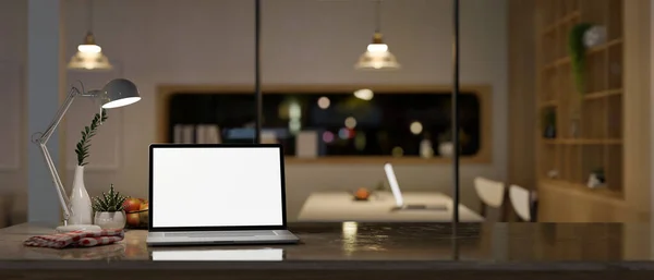 Nowoczesny Obszar Roboczy Nocy Laptopem Komputer Pusty Ekran Makieta Lampa — Zdjęcie stockowe