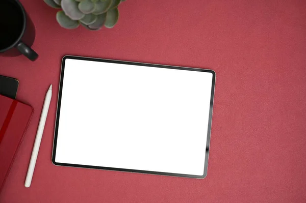 Digitale Tablet Weiße Bildschirm Attrappe Stift Kaffeetasse Sukkulente Und Bücher — Stockfoto