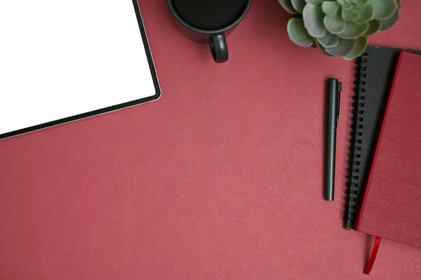 Κάτοψη Χώρος Εργασίας Ψηφιακό Mockup Tablet Στυλό Σημειωματάρια Φλιτζάνι Καφέ — Φωτογραφία Αρχείου