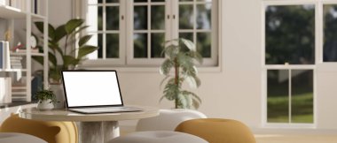 Masasında dizüstü bilgisayar beyaz ekran modeli, puf, kitaplık ve kapalı salonda bitkiler olan minimal ve rahat bir çalışma odası. 3d görüntüleme, 3d illüstrasyon