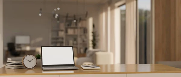 Мінімальний Домашній Робочий Простір Ноутбуком Білому Екрані Макет Будильник Книги — стокове фото