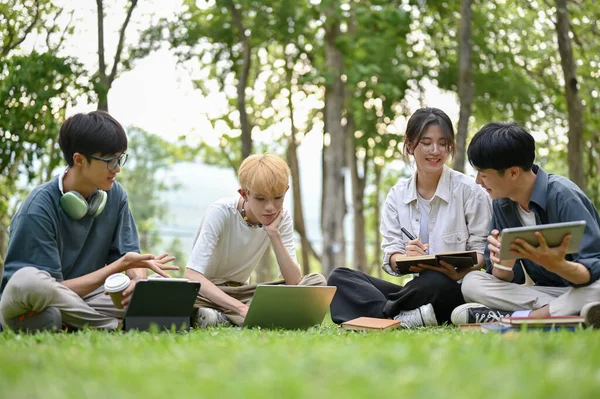 Grupo Jovens Estudantes Universitários Asiáticos Estão Fazendo Projeto Escolar Parque — Fotografia de Stock