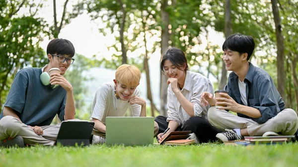 아시아의 대학생들이 자신들의 프로젝트에 토론하고 캠퍼스 공원에서 프로젝트를 즐긴다 — 스톡 사진