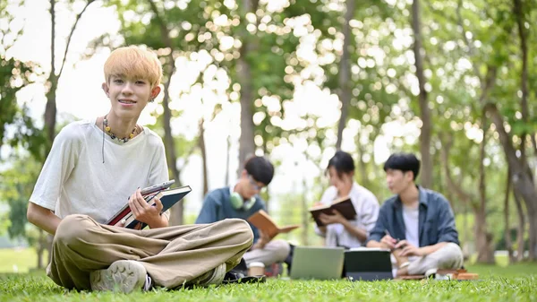 Jovem Estudante Gay Asiático Atraente Roupas Casuais Senta Parque Campismo — Fotografia de Stock