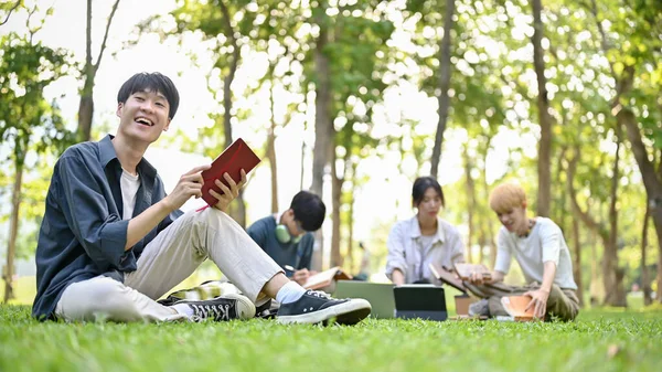 Adolescente Feliz Sorridente Asiático Estudante Universitário Masculino Roupas Casuais Senta — Fotografia de Stock